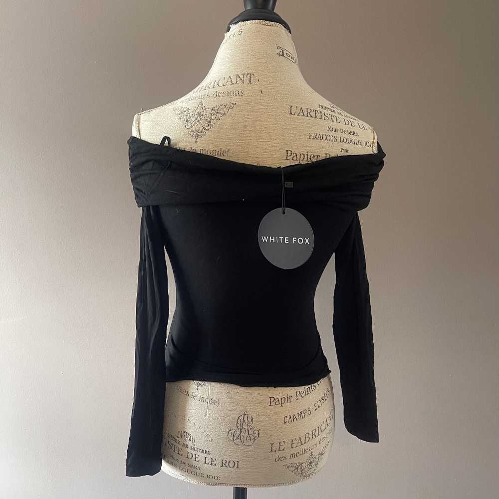 NWT! Never Before Worn! White Fox Off the Shoulder Top size S‎